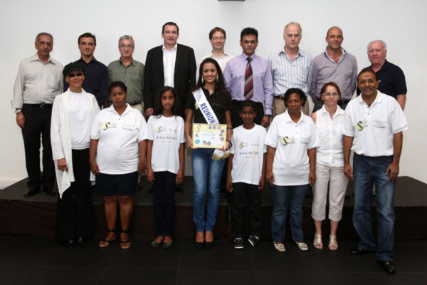 Cynthia et Josélito avec Stéphanie Robert - Miss Réunion 2012 - Marraine de l'Association et les partenaires de l'opération lors de la Conférence de Presse à l'Hôtel Mercure Créolia,    le 14 août 2012