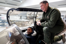 <center>"Un Incroyable Noël...." <br>Jour  5 : Le pilote de rafale réunionnais Sébastien Nativel accueille Enzo et Mathéo <BR> à la Base Aérienne 113 de Saint-Dizier  <center>"Un Incroyable Noël...." <br>Jour  5 : Le pilote de rafale réunionnais Sébastien Nativel accueille Enzo et Mathéo <BR> à la Base Aérienne 113 de Saint-Dizier