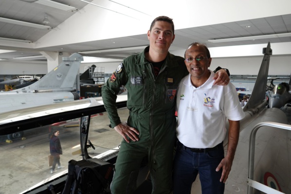 <center>"S'envoler vers le Rêve ..." <br> Jour 9: Les marmailles rencontrent <br> le pilote de Rafale Sébastien Nativel, <br>à la Base Aérienne de Saint-Dizier <center>"S'envoler vers le Rêve ..." <br> Jour 9: Les marmailles rencontrent <br> le pilote de Rafale Sébastien Nativel, <br>à la Base Aérienne de Saint-Dizier
