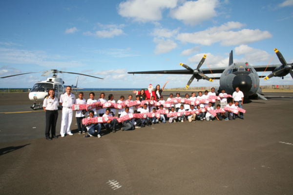 Les VIM de  1000 Sourires fêtent Noël à bord d’un hélicoptère au Détachement Air 181