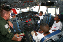 Les VIM de  1000 Sourires fêtent Noël à bord d’un hélicoptère au Détachement Air 181