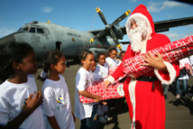 Les VIM de  1000 Sourires fêtent Noël à bord d’un hélicoptère au Détachement Air 181