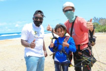 <center>Baptême de parapente : Les marmailles de<br> 1000 Sourires s’envolent en compagnie d’Abdoul