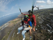 <center>Baptême de parapente : Les marmailles de<br> 1000 Sourires s’envolent en compagnie d’Abdoul