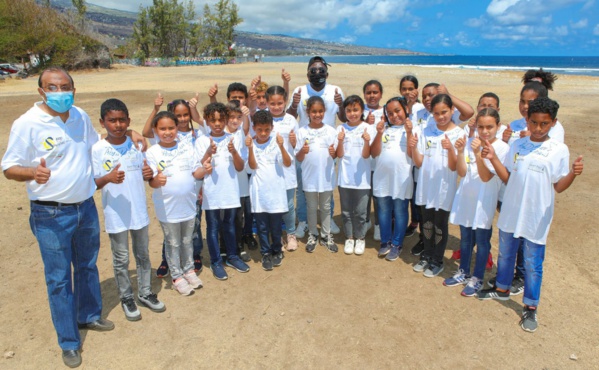 <center>Baptême de parapente : Les marmailles de<br> 1000 Sourires s’envolent en compagnie d’Abdoul