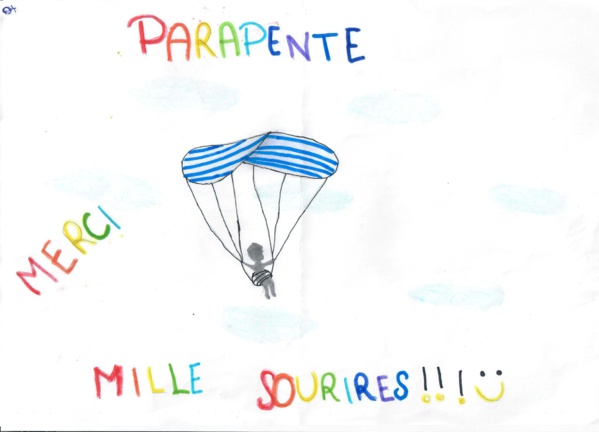 <center>Baptême de parapente : Les marmailles de<br> 1000 Sourires s’envolent en compagnie d’Abdoul