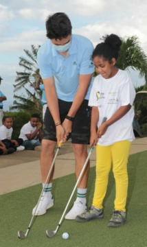 <center>Golf du Bassin Bleu :<br> les marmailles de 1000 Sourires<br> tapent la balle avec des champions réunionnais