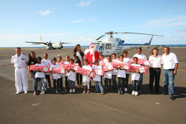 <center>Les VIM de 1000 Sourires fêtent Noël <br> à bord d’un hélicoptère au Détachement Air 181 <center>Les VIM de 1000 Sourires fêtent Noël <br> à bord d’un hélicoptère au Détachement Air 181
