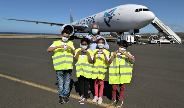 <center>Pour Noël, Air Austral ouvre les portes <BR> de son Boeing 777 <br>aux enfants de 1000 Sourires