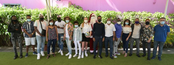 <center>Ciné Noël Orange : Des artistes péi font le show<br> pour 200 marmailles parrainés par 1000 Sourires <center>Ciné Noël Orange : Des artistes péi font le show<br> pour 200 marmailles parrainés par 1000 Sourires