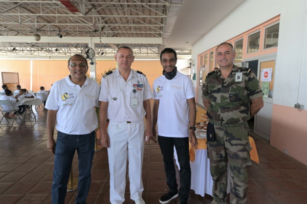 <center>1000 Sourires fête Noël avec Air France <br> et le Détachement Air 181 <center>1000 Sourires fête Noël avec Air France <br> et le Détachement Air 181