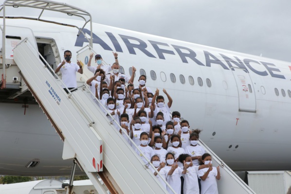 <center>1000 Sourires fête Noël avec Air France <br> et le Détachement Air 181