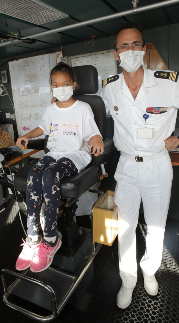 <center>Un Noël sur le Floréal : <br>La Base Navale du Port des Galets offre <br>un beau cadeau aux marmailles de 1000 Sourires <center>Un Noël sur le Floréal : <br>La Base Navale du Port des Galets offre <br>un beau cadeau aux marmailles de 1000 Sourires