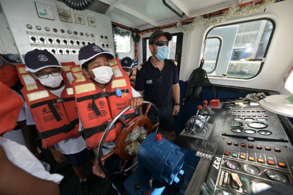 <center>Un Noël sur le Floréal : <br>La Base Navale du Port des Galets offre <br>un beau cadeau aux marmailles de 1000 Sourires <center>Un Noël sur le Floréal : <br>La Base Navale du Port des Galets offre <br>un beau cadeau aux marmailles de 1000 Sourires