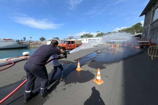 <center>Un Noël sur le Floréal : <br>La Base Navale du Port des Galets offre <br>un beau cadeau aux marmailles de 1000 Sourires <center>Un Noël sur le Floréal : <br>La Base Navale du Port des Galets offre <br>un beau cadeau aux marmailles de 1000 Sourires