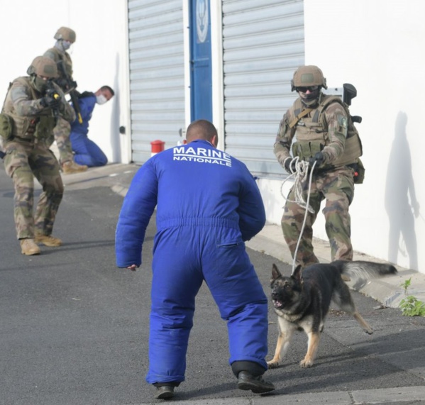 <center>Un Noël sur le Floréal : <br>La Base Navale du Port des Galets offre <br>un beau cadeau aux marmailles de 1000 Sourires