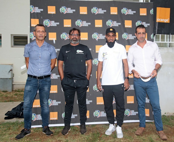 <CENTER>Fabrice Abriel anime une séance d’entraînement <BR>au Centre de performation féminin <BR>de football de Saint-Joseph <CENTER>Fabrice Abriel anime une séance d’entraînement <BR>au Centre de performation féminin <BR>de football de Saint-Joseph