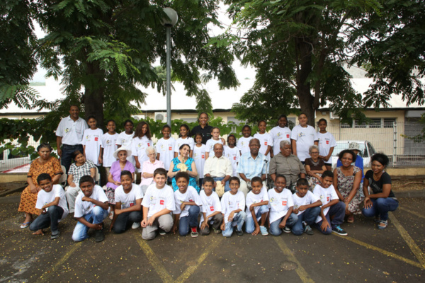 <CENTER>Marmailles et gramounes fêtent Pâques à l’hôpital <BR>avec Séga¨El, Marraine de  1000 Sourires