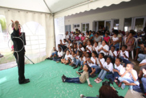 <CENTER>Marmailles et gramounes fêtent Pâques à l’hôpital <BR>avec Séga¨El, Marraine de  1000 Sourires