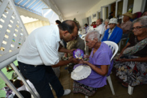 <CENTER>Marmailles et gramounes fêtent Pâques à l’hôpital <BR>avec Séga¨El, Marraine de  1000 Sourires