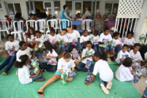 <CENTER>Marmailles et gramounes fêtent Pâques à l’hôpital <BR>avec Séga¨El, Marraine de  1000 Sourires