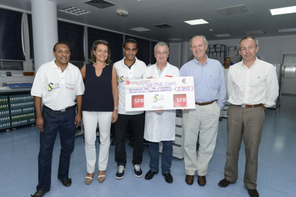 Ibrahim Ingar, président de l'association 1000 Sourires , Marine Vaujany , chargée sponsoring SFR , Fabrice Abriel, mileu OGC Nice et parrain de l'association 1000 Sourires, Docteur François Cartault , chef du service de génétique du CHU  de Bellepierre, Bertrand Guillot, président de SRR, David Le Spegagne, Directeur Adjoint à la DRH du CHU