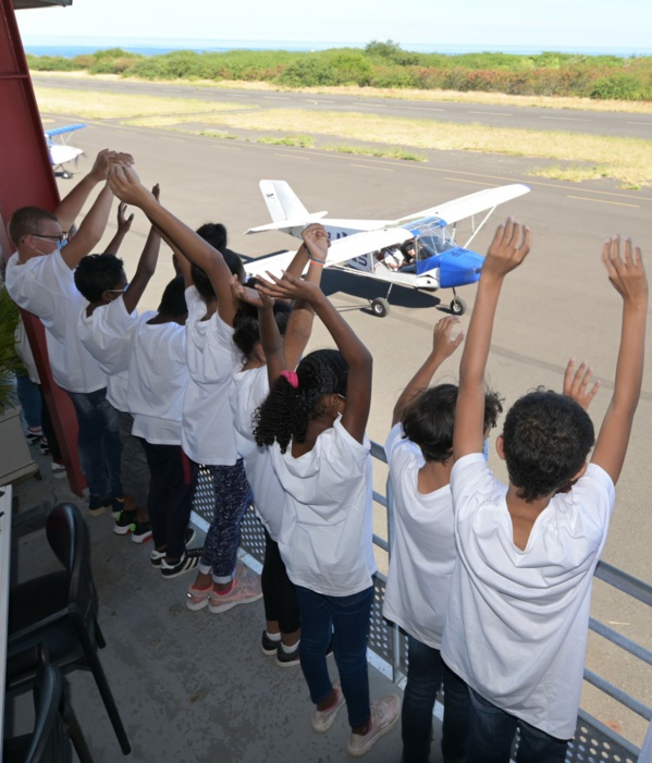 <center>Les marmailles de 1000 Sourires s’envolent<br> avec Thierry Jardinot et Missty <br>dans les nuages de Saint-Paul <center>Les marmailles de 1000 Sourires s’envolent<br> avec Thierry Jardinot et Missty <br>dans les nuages de Saint-Paul