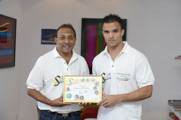 Jérémy Morel reçoit son diplôme de Parrain <br>de l'Association 1000 Sourires Jérémy Morel reçoit son diplôme de Parrain <br>de l'Association 1000 Sourires