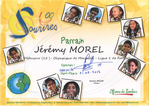 Jérémy Morel reçoit son diplôme de Parrain <br>de l'Association 1000 Sourires