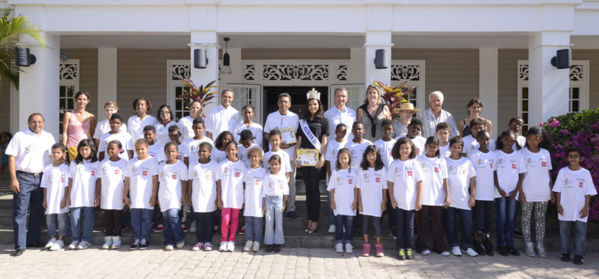 <center>Miss Réunion  et  Thierry Jardinot,<br> nouveaux parrains de 1000 Sourires<br>   émerveillent les marmailles  au Lux* - Ile de la Réunion