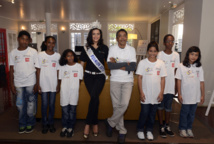 <center>Miss Réunion  et  Thierry Jardinot,<br> nouveaux parrains de 1000 Sourires<br>   émerveillent les marmailles  au Lux* - Ile de la Réunion