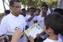 <center>Miss Réunion  et  Thierry Jardinot,<br> nouveaux parrains de 1000 Sourires<br>   émerveillent les marmailles  au Lux* - Ile de la Réunion