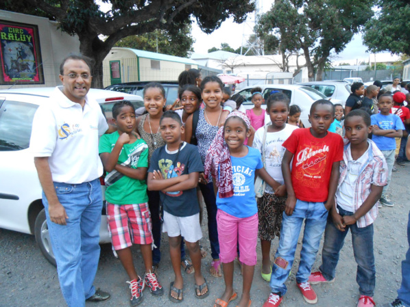 <center>Les marmailles de 1000 Sourires <br>  émerveillés par le cirque Raluy