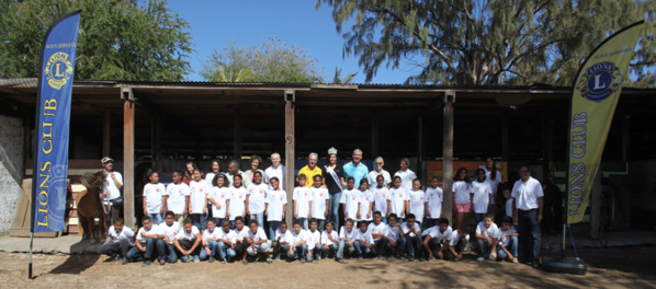 <center>Les marmailles de 1000 Sourires découvrent <br>en V.I.M.  les poneys en compagnie de Miss Réunion