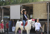 <center>Les marmailles de 1000 Sourires découvrent <br>en V.I.M.  les poneys en compagnie de Miss Réunion