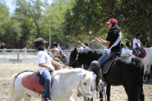 <center>Les marmailles de 1000 Sourires découvrent <br>en V.I.M.  les poneys en compagnie de Miss Réunion