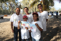 <center>Les marmailles de 1000 Sourires découvrent <br>en V.I.M.  les poneys en compagnie de Miss Réunion