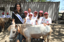 <center>Les marmailles de 1000 Sourires découvrent <br>en V.I.M.  les poneys en compagnie de Miss Réunion <center>Les marmailles de 1000 Sourires découvrent <br>en V.I.M.  les poneys en compagnie de Miss Réunion