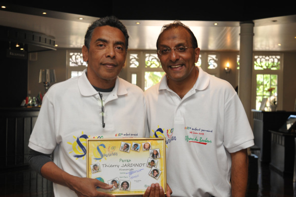 <center>Thierry Jardinot, humoriste <br> Parrain de 1000 Sourires <center>Thierry Jardinot, humoriste <br> Parrain de 1000 Sourires