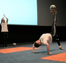 <CENTER> Les artistes célèbrent la magie de Noël <BR>avec 200 marmailles de 1000 Sourires <BR>au Ciné Cambaie <CENTER> Les artistes célèbrent la magie de Noël <BR>avec 200 marmailles de 1000 Sourires <BR>au Ciné Cambaie