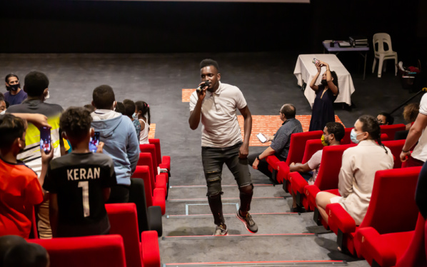 <CENTER> Les artistes célèbrent la magie de Noël <BR>avec 200 marmailles de 1000 Sourires <BR>au Ciné Cambaie <CENTER> Les artistes célèbrent la magie de Noël <BR>avec 200 marmailles de 1000 Sourires <BR>au Ciné Cambaie