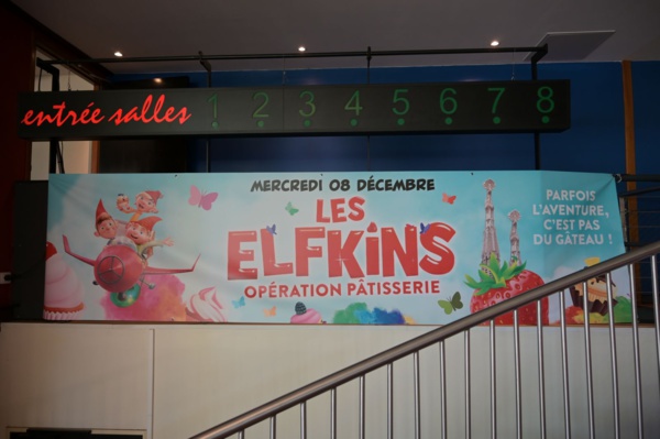 <CENTER> Les artistes célèbrent la magie de Noël <BR>avec 200 marmailles de 1000 Sourires <BR>au Ciné Cambaie