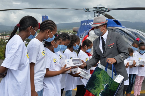 <CENTER>Hélilagon et Air Austral offrent un Noël de Rêve dans les airs aux marmailles de 1000 Sourires <CENTER>Hélilagon et Air Austral offrent un Noël de Rêve dans les airs aux marmailles de 1000 Sourires