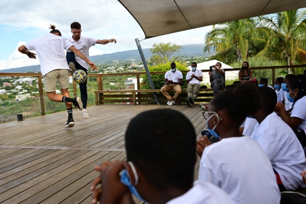 <CENTER>Hélilagon et Air Austral offrent un Noël de Rêve dans les airs aux marmailles de 1000 Sourires <CENTER>Hélilagon et Air Austral offrent un Noël de Rêve dans les airs aux marmailles de 1000 Sourires