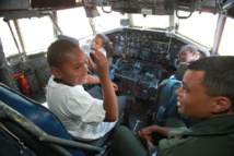 Un Noël citoyen à la Base Aérienne 181 pour les marmailles du quartier de Barrage Un Noël citoyen à la Base Aérienne 181 pour les marmailles du quartier de Barrage