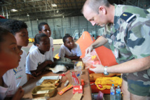 Un Noël citoyen à la Base Aérienne 181 pour les marmailles du quartier de Barrage Un Noël citoyen à la Base Aérienne 181 pour les marmailles du quartier de Barrage