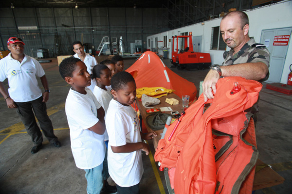 Un Noël citoyen à la Base Aérienne 181 pour les marmailles du quartier de Barrage Un Noël citoyen à la Base Aérienne 181 pour les marmailles du quartier de Barrage