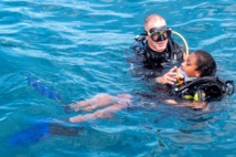 <center>Baptême de plongée : <br>les marmailles de 1000 Sourires comme <br> des poissons dans l’eau avec Titi le Comik <center>Baptême de plongée : <br>les marmailles de 1000 Sourires comme <br> des poissons dans l’eau avec Titi le Comik