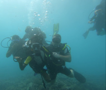 <center>Baptême de plongée : <br>les marmailles de 1000 Sourires comme <br> des poissons dans l’eau avec Titi le Comik <center>Baptême de plongée : <br>les marmailles de 1000 Sourires comme <br> des poissons dans l’eau avec Titi le Comik