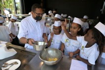 <center> Sébastien Nativel, Marie-Alice Sinaman, Thierry Jardinot  et Abdoul  fêtent les 11 000ème enfants parrainés <br>par 1000 Sourires